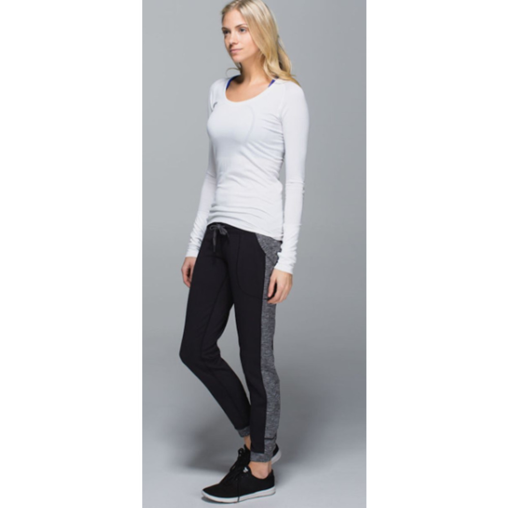 Lululemon Athletica Size 6	Base Runner Pant Black Parallel Stripe Black White